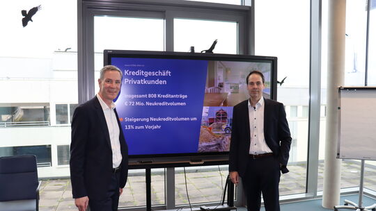 Das Vorstandsduo Patrick Miljes (links) und Thomas Reinig blickt nach dem Geschäftsjahr 2025 der Volksbank Rhein-Nahe-Hunsrück