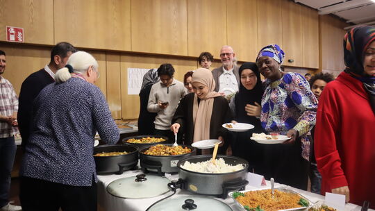 Reichlich gedeckt war der Tisch beim Fastenbrechen (Iftar) Freitagabend im Dietrich-Bonhoeffer-Haus.
