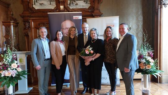 Die CDU-Politiker Manfred Rapp (von links), Laura Ludwig, Bundestagspräsidentin Julia Klöckner, Landtagskandidat Helmut Martin,