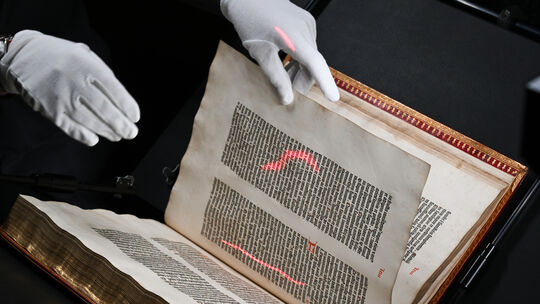 Bis heute gehören die Gutenberg-Bibeln zu den schönsten und wertvollsten Büchern und bilden den Auftakt des Buchdrucks mit beweg