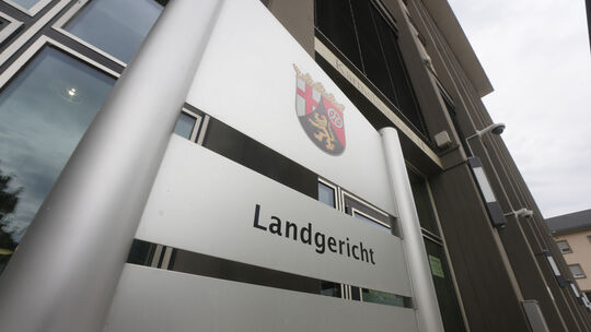 Am Landgericht Koblenz muss sich ein 26-Jähriger von der Rheinschiene wegen versuchten Totschlags verantworten.