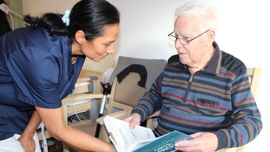 Roxana Otarola Prado – hier bei der Betreuung von Gast Konrad Morstein – ist Pflegefachkraft an der neuen Kurzzeitpflege-Einrich