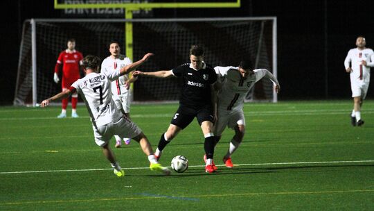 Nach dem 2:5 gegen Spitzenreiter Betzdorf steht für den FC Kosova (in Weiß) das zweite Flutlichtspiel auf dem Plan. Zu Gast ist