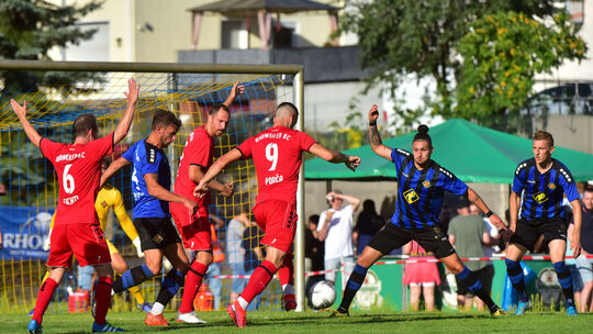 Am 30. Juli 2022 traf der Ahrweiler BC (in Rot mit Almir Porca beim Schuss) daheim in einem Pflichtspiel auf die TuS Koblenz, in