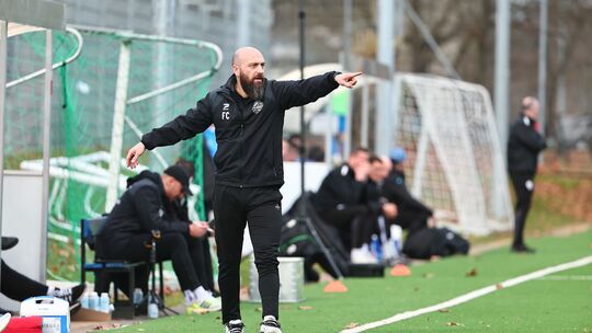 Im Oberliga-Nachholspiel gegen den FC Emmelshausen-Karbach musste Rot-Weiss-Coach Fatih Cift am Samstag mit seiner Elf eine bitt