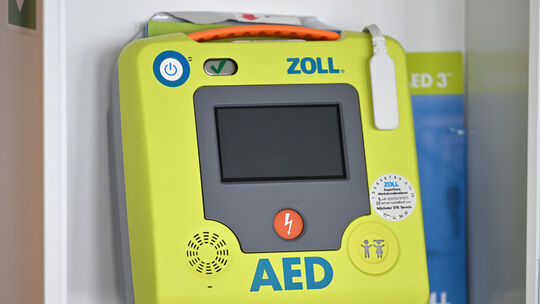 Ein Defibrillator liegt in einem kleinen Kasten zum Einsatz bereit. Die FDP im Bad Emser Stadtrat stellte nun den Antrag auf Ans