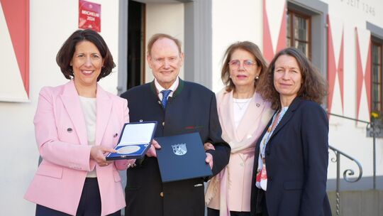 Daniela Schmitt (FDP), Wirtschaftsministerin des Landes, verleiht Hans-Joachim Brogsitter eine besondere Auszeichnung. Seine Fra