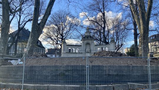 Von der Wiese am Rhein sieht man es: Der "Balkon" gegenüber dem Augusta-Denkmal muss saniert werden. Er wird dabei Richtung Rhei