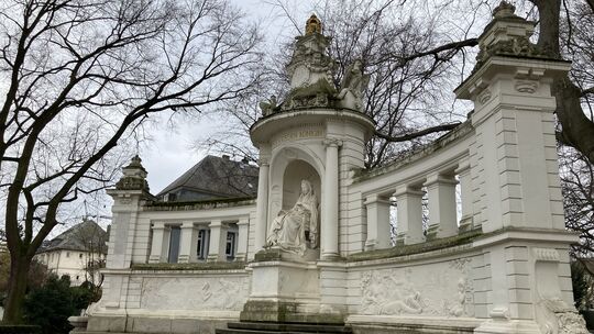 Der "Balkon" liegt gegenüber dem Denkmal von Kaiserin Augusta.