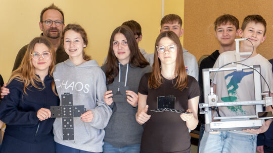 Die Schüler der Realschule plus in Asbach präsentieren die Werkstücke.