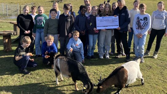 Die Schüler der Klasse 6c der IGS Selters überreichen symbolisch das Geld ihrer Spende an das Tierheim Montabaur, das sie selbst