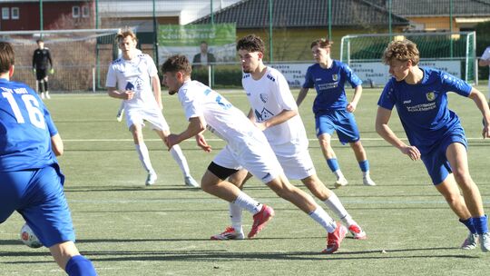 Jona Wolf (vorne im weißen Trikot) und die Wirgeser A-Jugend verkürzten zwischenzeitlich auf 1:2, doch darauf fand Gau-Odernheim