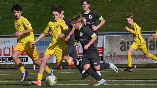 In Halbzeit eins hielt die C-Jugend des VfL Hamm (dunkle Trikots) gegen die Reserve der TuS Koblenz noch mit, in Halbzeit zwei k