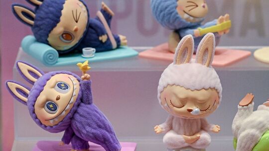 Labubu-Plüschfiguren sind im Store in Berlin zu sehen