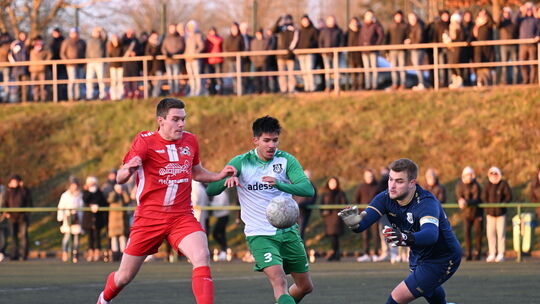 Vor großen Kulissen zu spielen, ist für die SG Betzdorf um Torwart Christoph Thies und Oliver Cano Cifuentes (in Grün-Weiß) nich