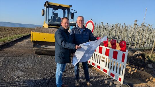 Die Bürgermeister Björn Ingendahl (links) und Achim Juchem machten sich ein Bild vom Fortgang des Radwegebaus.