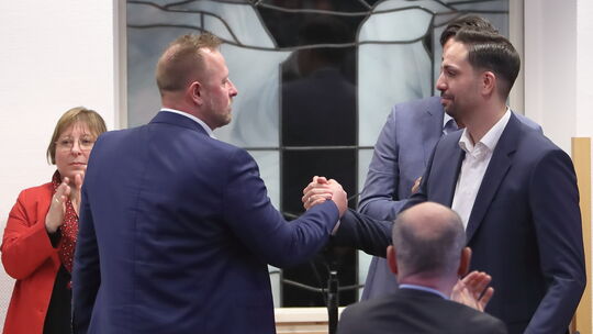 Der unterlegene CDU-Bewerber Milan Kriegel gehörte zu den ersten Gratulanten, die Sammy Labidi (rechts) zu seinem Wahlerfolg im