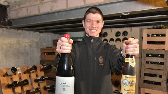 Stolz präsentiert Florian Desoi zwei besondere Bouteillen aus seiner 500 Flaschen starken Schatzkammer: links eine Magnum 2014er