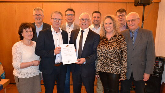 Jürgen Frank (Mitte), wurde im Kreis der Gutenberger Gemeindespitze und der der VG Rüdesheim, von Markus Lüttger (3.von links),