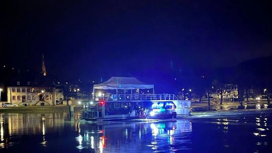 Die von der Wasserschutzpolizei Trier zur Verfügung gestellte Aufnahme zeigt das Hausboot, das sich losgerissen hatte und später