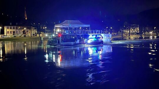 Die von der Wasserschutzpolizei Trier zur Verfügung gestellte Aufnahme zeigt das Hausboot, das sich losgerissen hatte und später