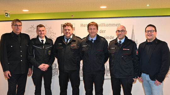 Der erste VG-Beigeordnete Roven Hebel (rechts) beförderte Jörg Dringelstein (Dritter von rechts) und Stefan Näher (Dritter von l