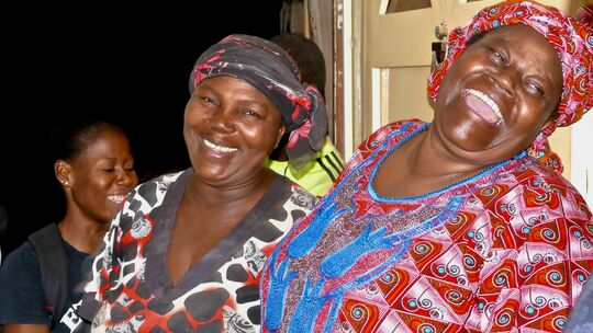 Frauen in Nigeria haben oft gar nicht so viel zu lachen - sie unterstützen sich aber gegenseitig.