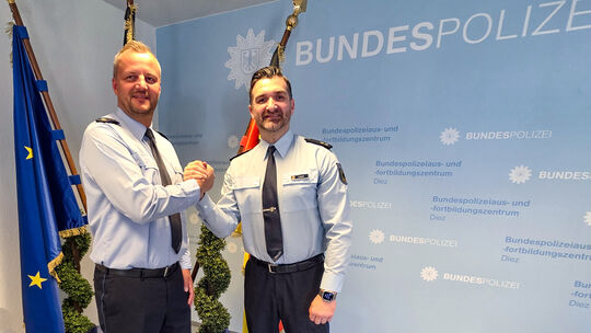 Polizeirat Thomas Mujovi (links), bislang stellvertretender Leiter und derzeitiger Leiter des Lehrbereichs übernimmt die Führung