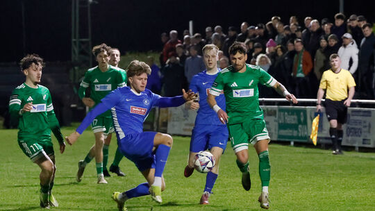 Vor ordentlicher Kulisse am Montagabend kämpfen der Waldalgesheimer Josh Iten (rechts) und Eintracht-Innenverteidiger Leo Blensk