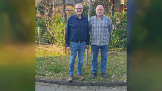 Harald heidemann (links) und Bernd Niederhausen aus Bitzen fühlen sich in puncto Straßenausbaubeiträge über den Tisch gezogen. S