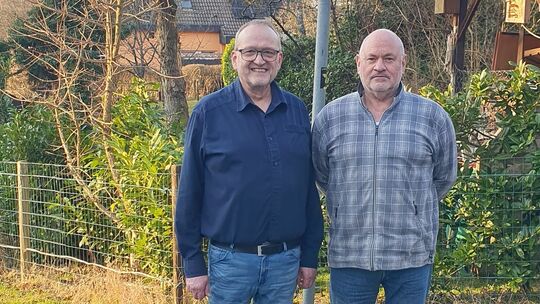 Harald heidemann (links) und Bernd Niederhausen aus Bitzen fühlen sich in puncto Straßenausbaubeiträge über den Tisch gezogen. S