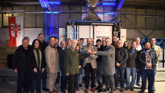 Der symbolische Startknopf für den ersten Herdwagenofen wurde vor einem Publikum aus Fachleuten der keramischen Industrie, der P