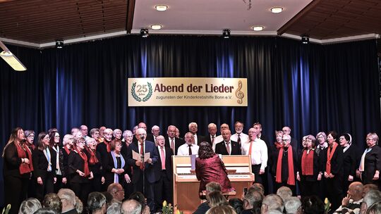 Der Projektchor mit Mitgliedern des Kirchenchores Nürburg/Meuspath, des Kirchenchores Leienkaul-Maria-Martental und dem Chor 200