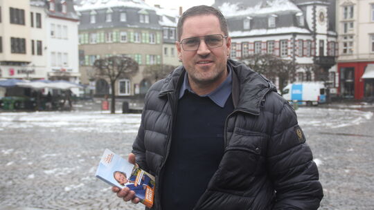 Wahlkampf mitten in Mayen: Arnold Waschgler aus Lehmen verteilt nicht seine eigenen Flyer, dabei lässt er sich extern helfen. Al