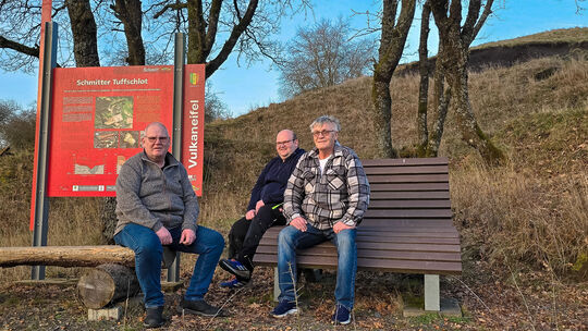 Sitzen gern am Schmitter Tuffschlot: (von links) Orstbürgermeister Wilfried Linden, Florian Linden und Alex Tamann. Auch wenn si