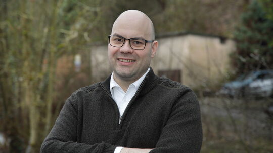 Thomas Heinemann-Hildner steht Rede und Antwort zu drei Sachfragen aus unserer Zeitung. Er ist der Direktkandidat der Grünen aus