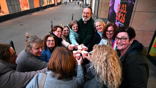 "Prost, auf unser Heilig Geist": Ein Dutzend Mitarbeiter stoßen mit einem Sekt auf den Erhalt des Krankenhauses in Boppard an. D