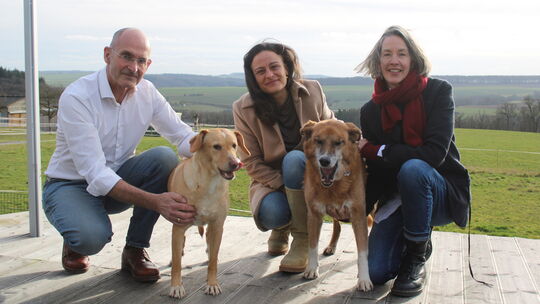 Sie sind Dito (von rechts): Eliza Moorby, Noela Seelhorst und Erwin Seelhorst. Das Team möchte helfen, Hunde problemlos mit ins