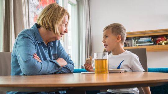 Eine Frau unterhält sich mir ienem Jungen