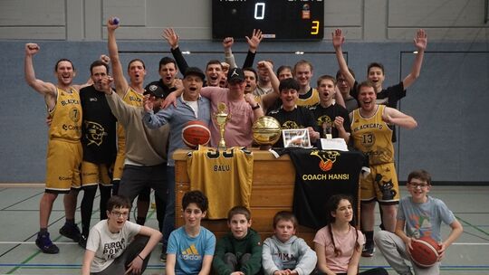 Jubel beim TV Zell über die erneute Meisterschaft in der A-Klasse Trier.