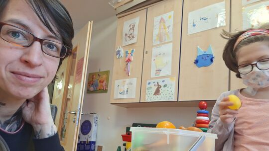 Karolina ist an Leukämie erkrankt. Ihre Mutter Kerstin Voigt begleitet sie auch im Krankenhaus. HELFT UNS LEBEN, die Benefizakt