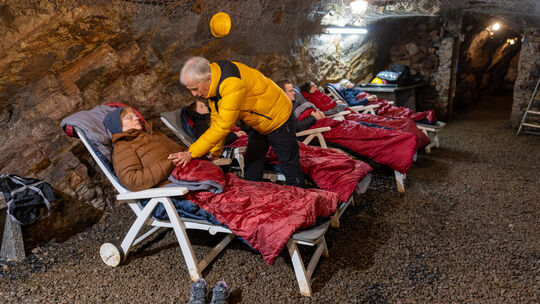Dank des Engagements von Joachim Schwarz (rechts) und seiner Ehefrau sei der Stollen bereits über zehn Jahre als Heilstollen ane