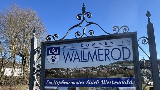 Am Ortseingang werden die Besucher von Wallmerod stilvoll begrüßt.