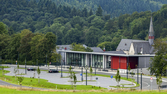 Gymnasium und Abtei Marienstatt bilden ein seit Jahrzehnten gewachsenes Konglomerat. Die bauliche und juristische Trennung ist i