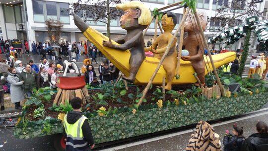 Die „Bananenschaukel“ des Alt-Herren-Corps wurde als schönster Motivwagen ausgezeichnet.