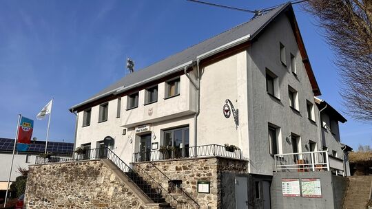 Das Gasthaus "Zur Linde" in Caan hat eine bewegte Geschichte. Die Traditionsgaststätte ist Mittelpunkt des Dorflebens.