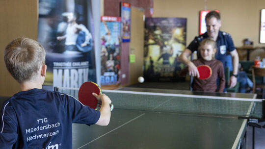 Jüngere und ältere Spieler der TTG Mündersbach/Höchstenbach stehen derzeit sonntags im Foyer des Hachenburger Kinos Cinexx für F