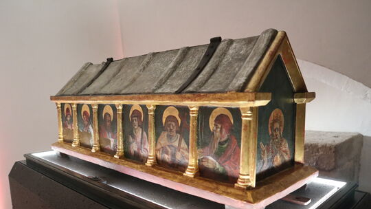 Der gotische Reliquienschrein wurde restauriert und nun in der modernen Matthiaskapelle im Andernacher Mariendom aufgestellt.