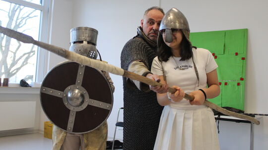 Auf die richtige Ausrüstung kommt es an: Raubritter Michael und seine beiden Knappen Sham (links) und Meriam. Spielerisch bringt