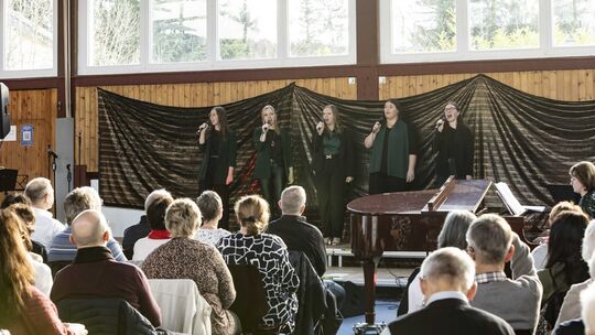 Die Sängerinnen des Gastgeber-Ensembles "No Name" faszinieren das Publikum in der Göttschieder Mehrzweckhalle mit ihrem mitreiße